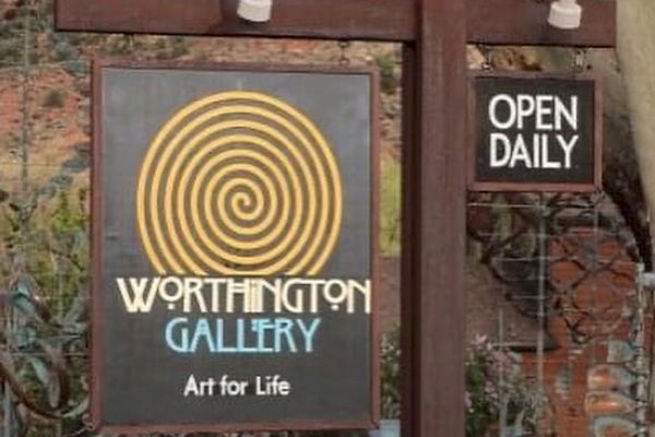 A sign for Worthington Gallery with the text 